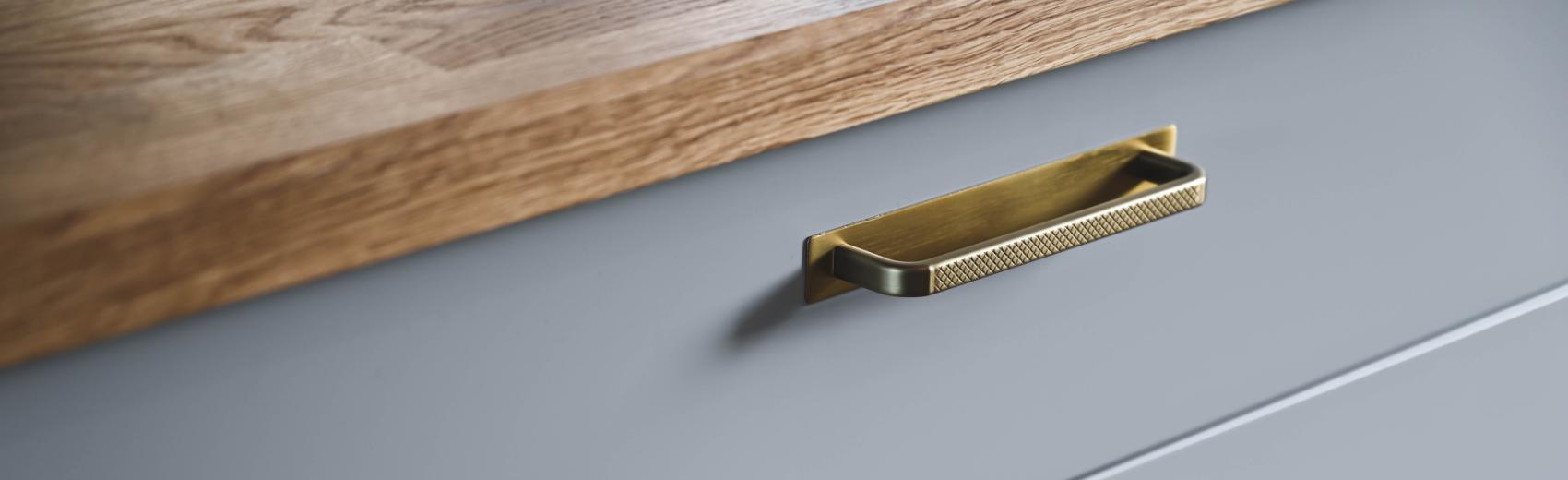 Handtag och knoppar